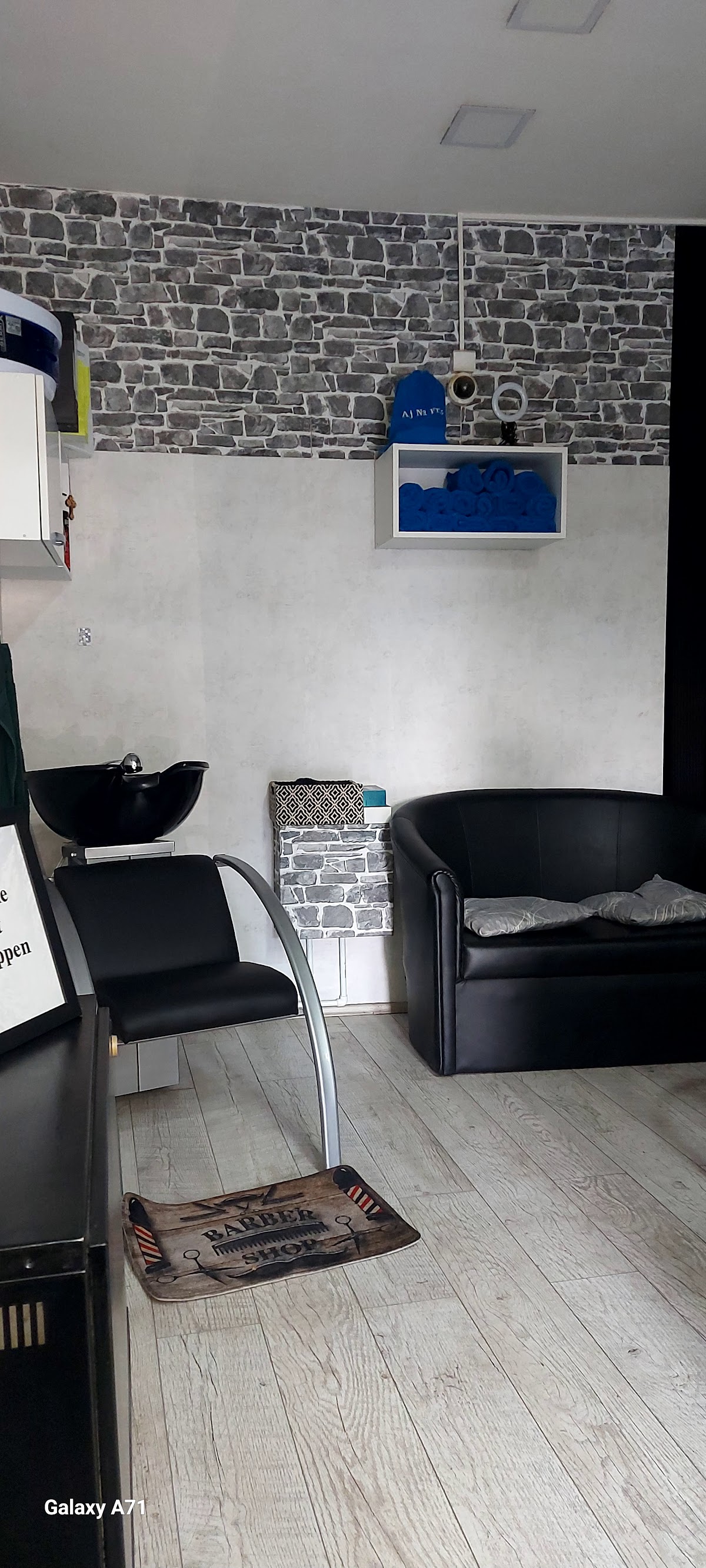 Muški Frizerski Salon ,,AJ NA FRIZ" - Usluge u Novom Sadu