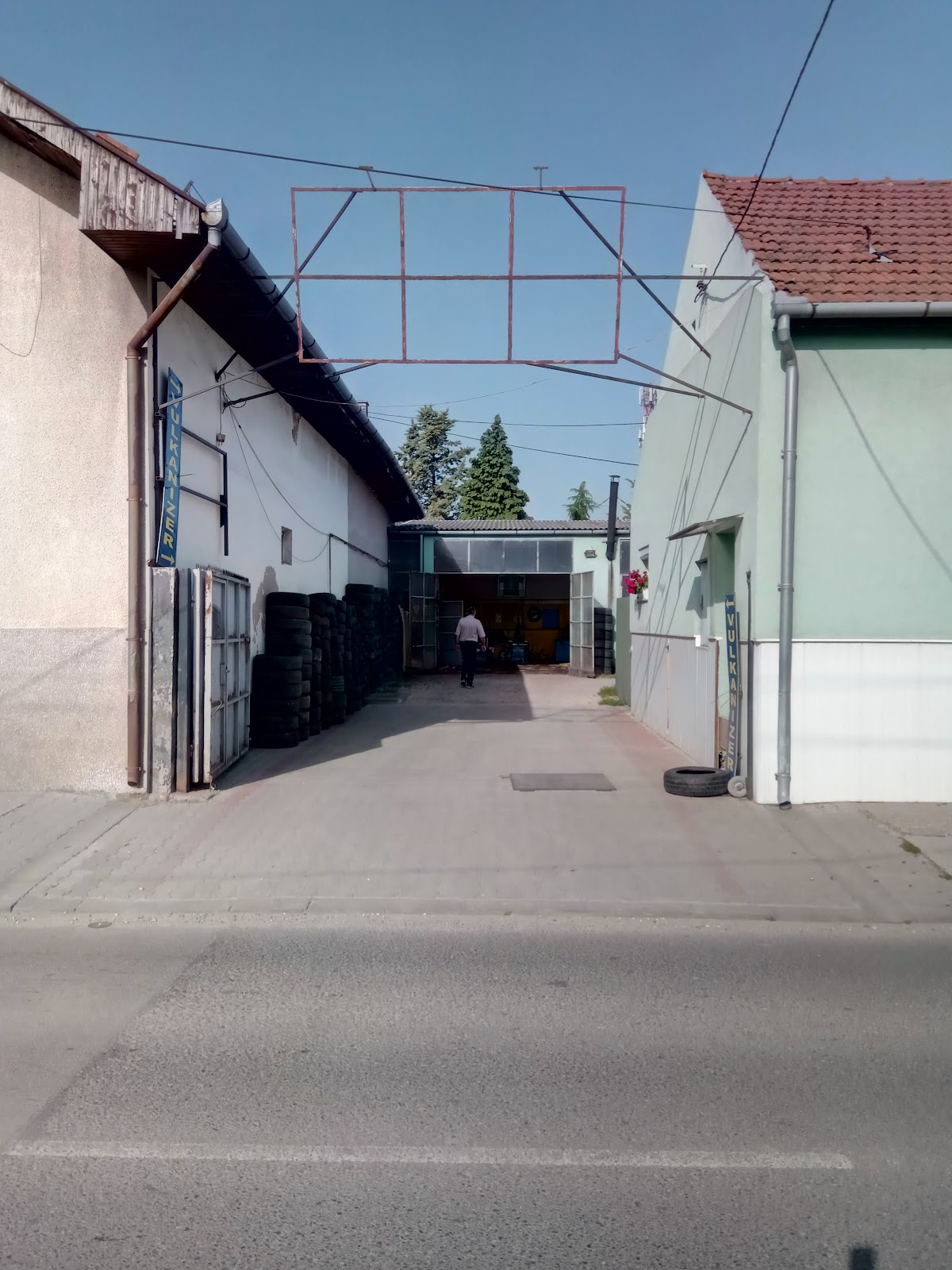 SALE I SREĆKO VULKANIZERSKI SERVIS - Auto u Novom Sadu